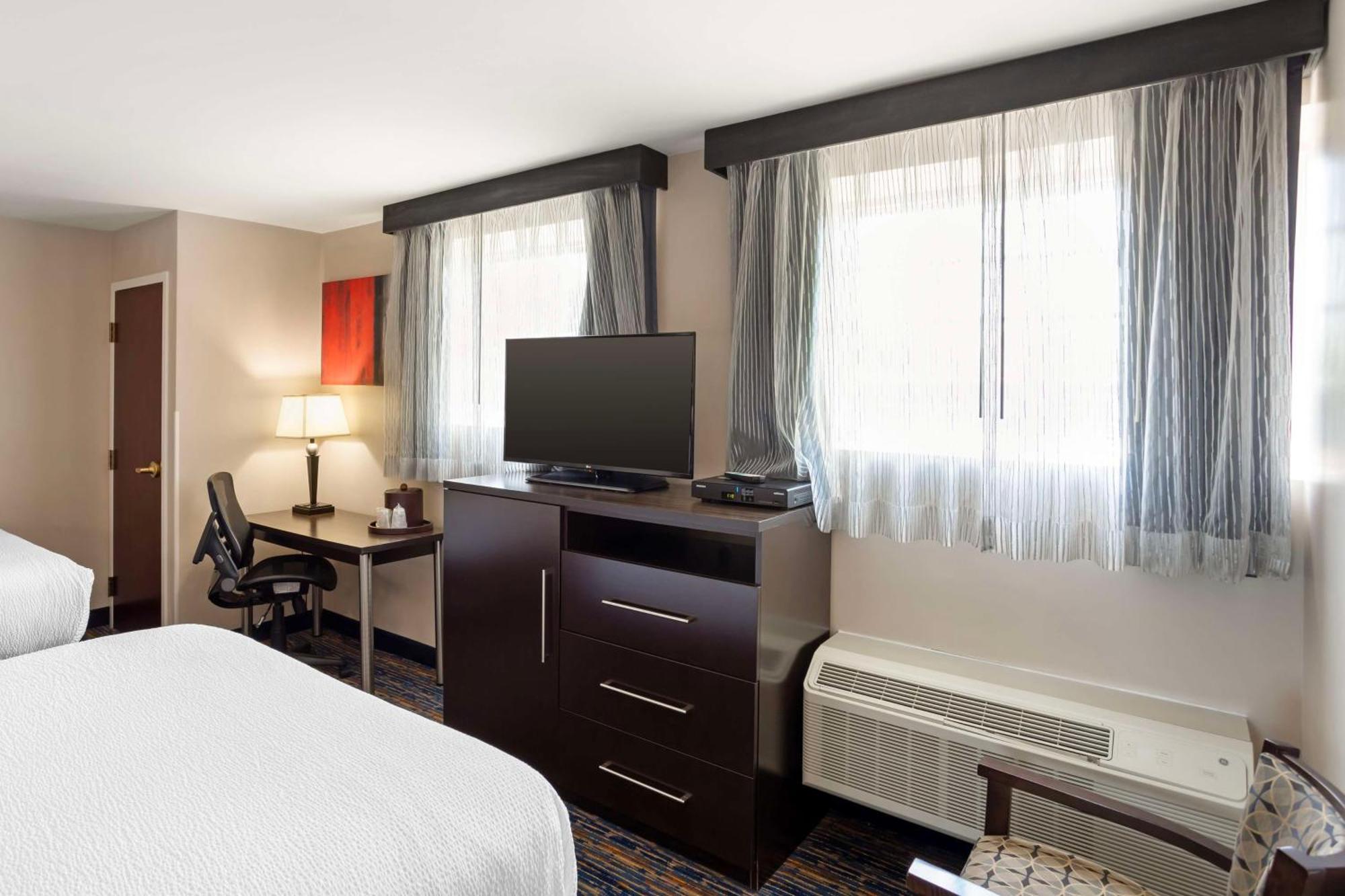 Best Western Plus Fairfield Hotel Exterior photo